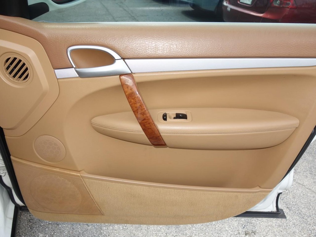 Porsche Cayenne Vehicle Full-screen Gallery Image 23