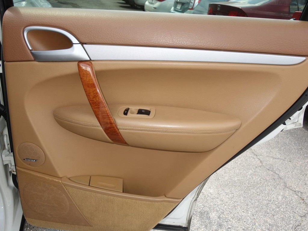 Porsche Cayenne Vehicle Full-screen Gallery Image 25