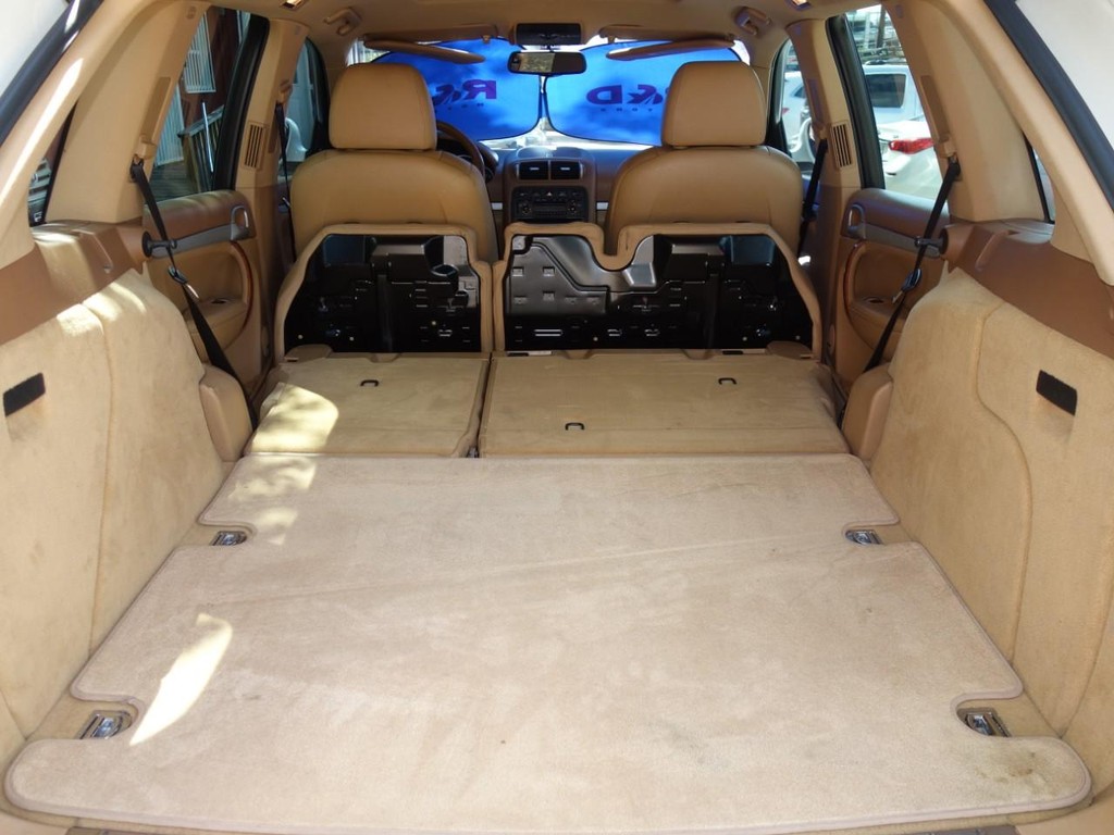 Porsche Cayenne Vehicle Full-screen Gallery Image 27