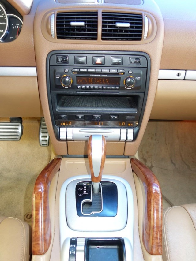 Porsche Cayenne Vehicle Full-screen Gallery Image 13