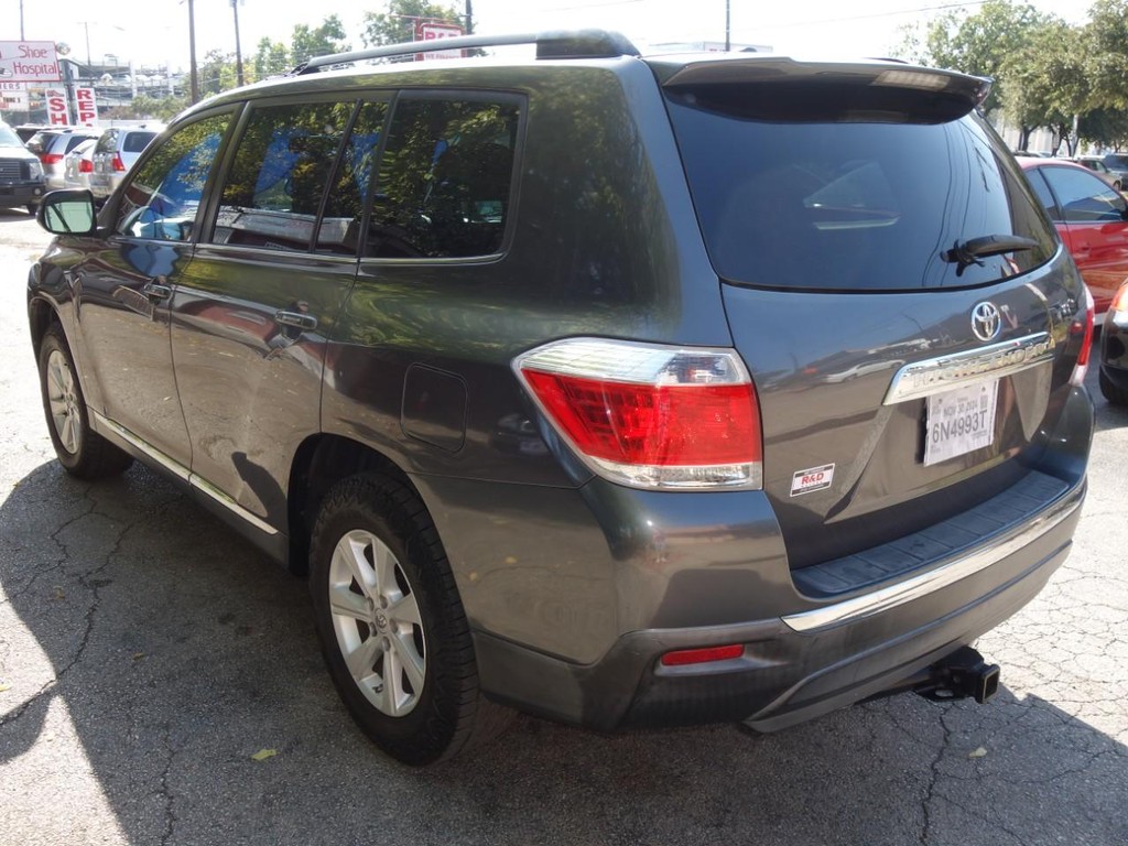 Toyota Highlander Vehicle Full-screen Gallery Image 05