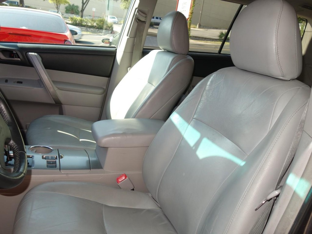 Toyota Highlander Vehicle Full-screen Gallery Image 14