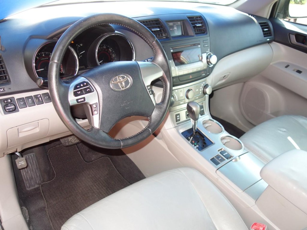 Toyota Highlander Vehicle Full-screen Gallery Image 15