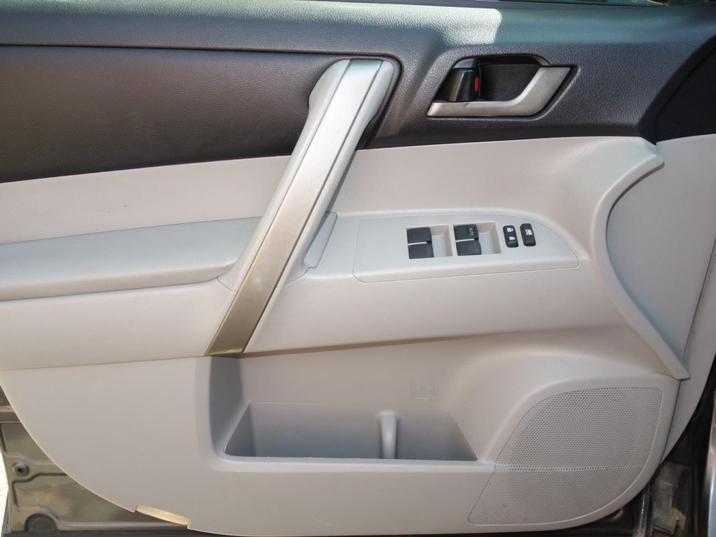 Toyota Highlander Vehicle Full-screen Gallery Image 16
