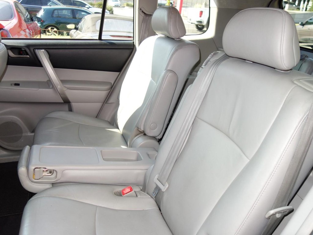 Toyota Highlander Vehicle Full-screen Gallery Image 17