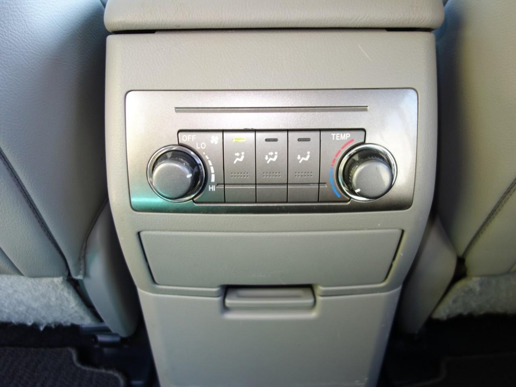 Toyota Highlander Vehicle Full-screen Gallery Image 18