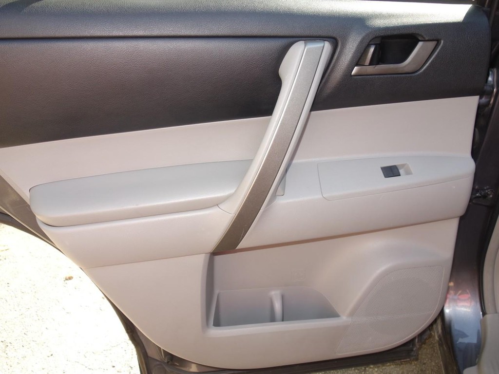Toyota Highlander Vehicle Full-screen Gallery Image 19