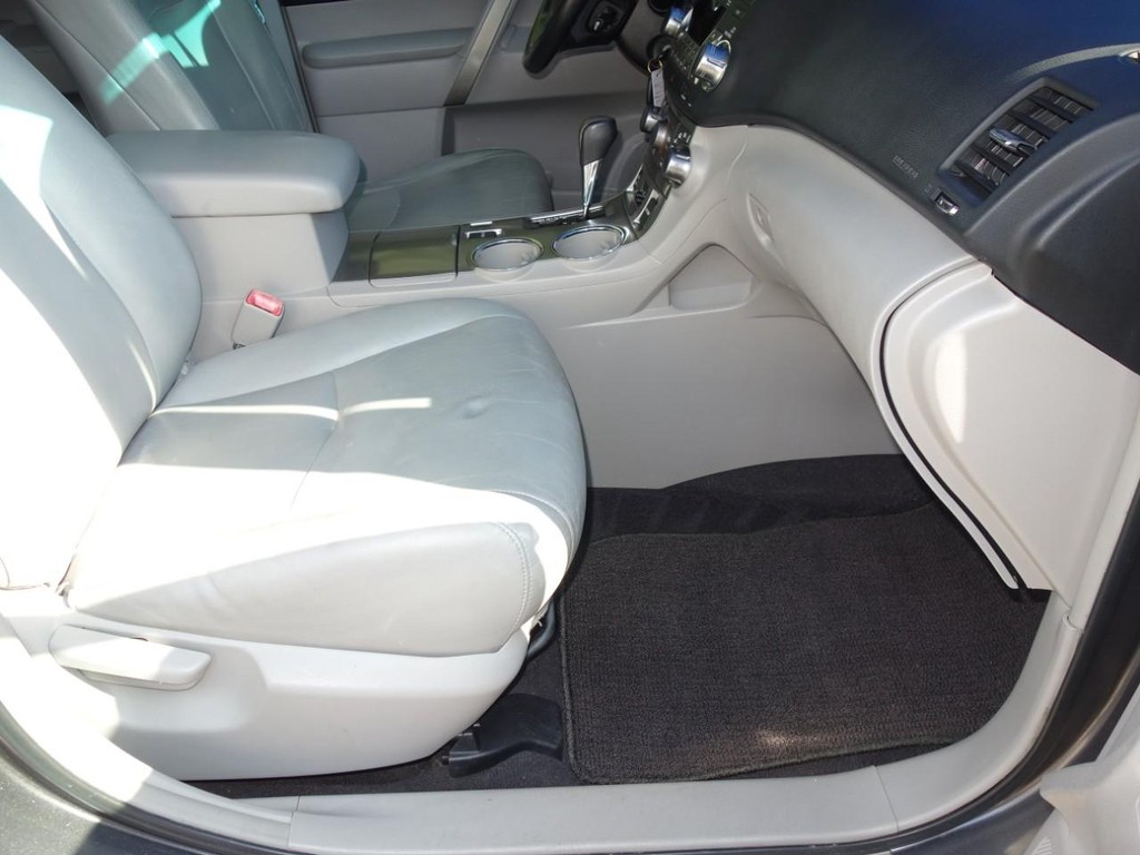 Toyota Highlander Vehicle Full-screen Gallery Image 22