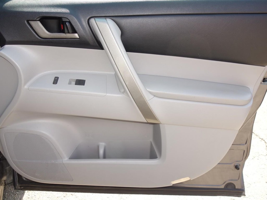 Toyota Highlander Vehicle Full-screen Gallery Image 23