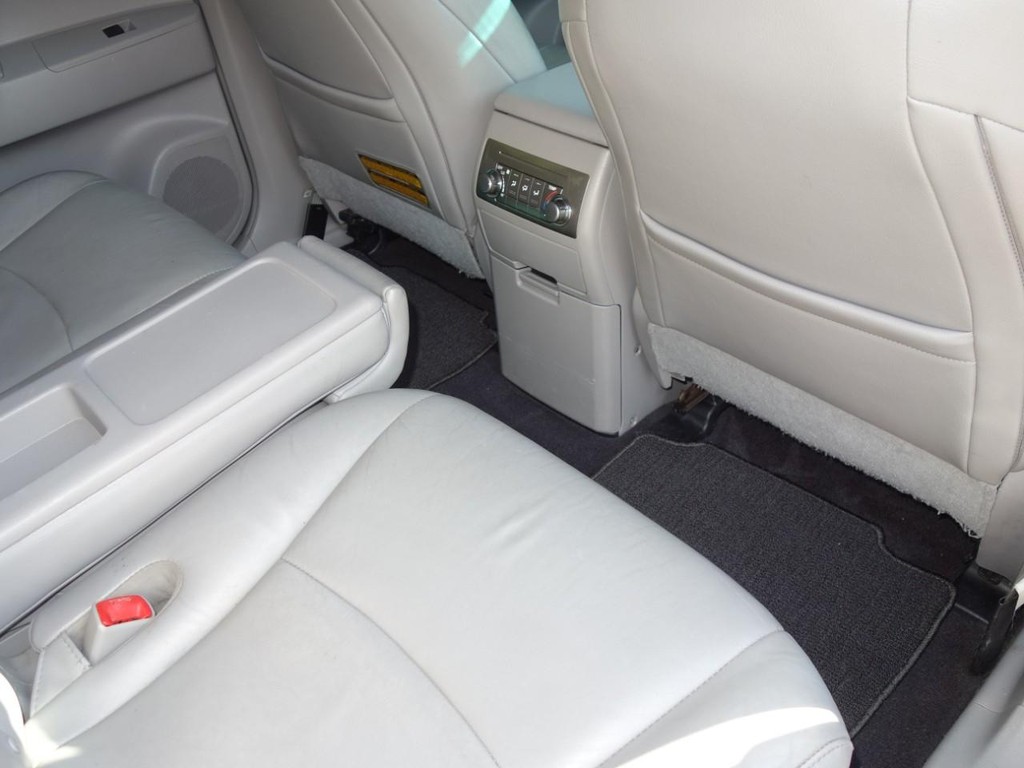 Toyota Highlander Vehicle Full-screen Gallery Image 24