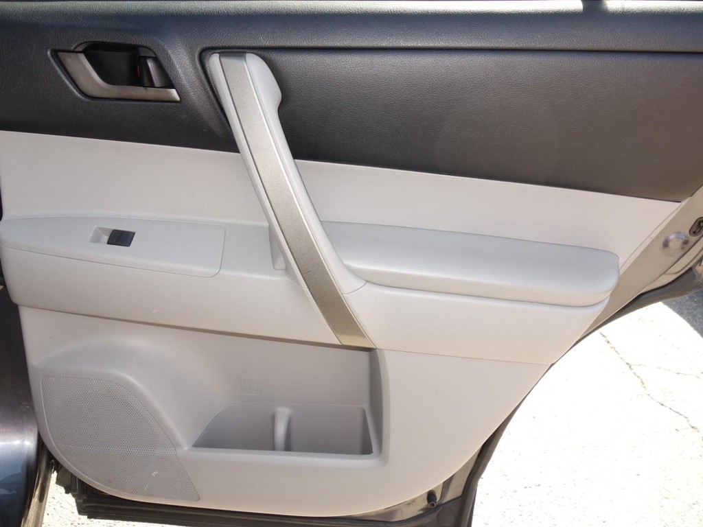 Toyota Highlander Vehicle Full-screen Gallery Image 25