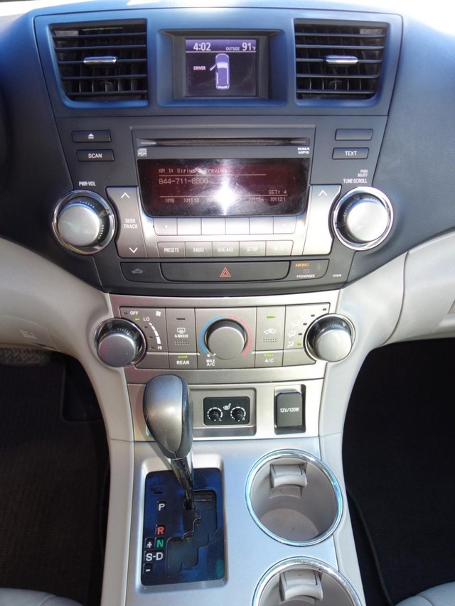 Toyota Highlander Vehicle Full-screen Gallery Image 11