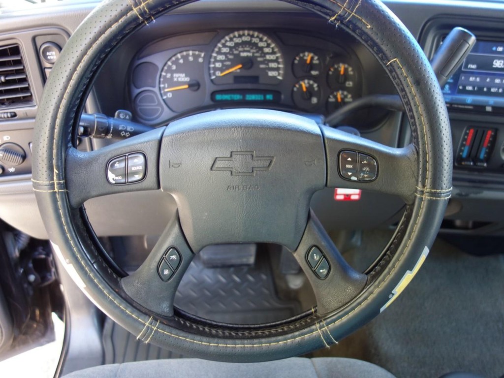 Chevrolet Silverado 1500 Vehicle Full-screen Gallery Image 12