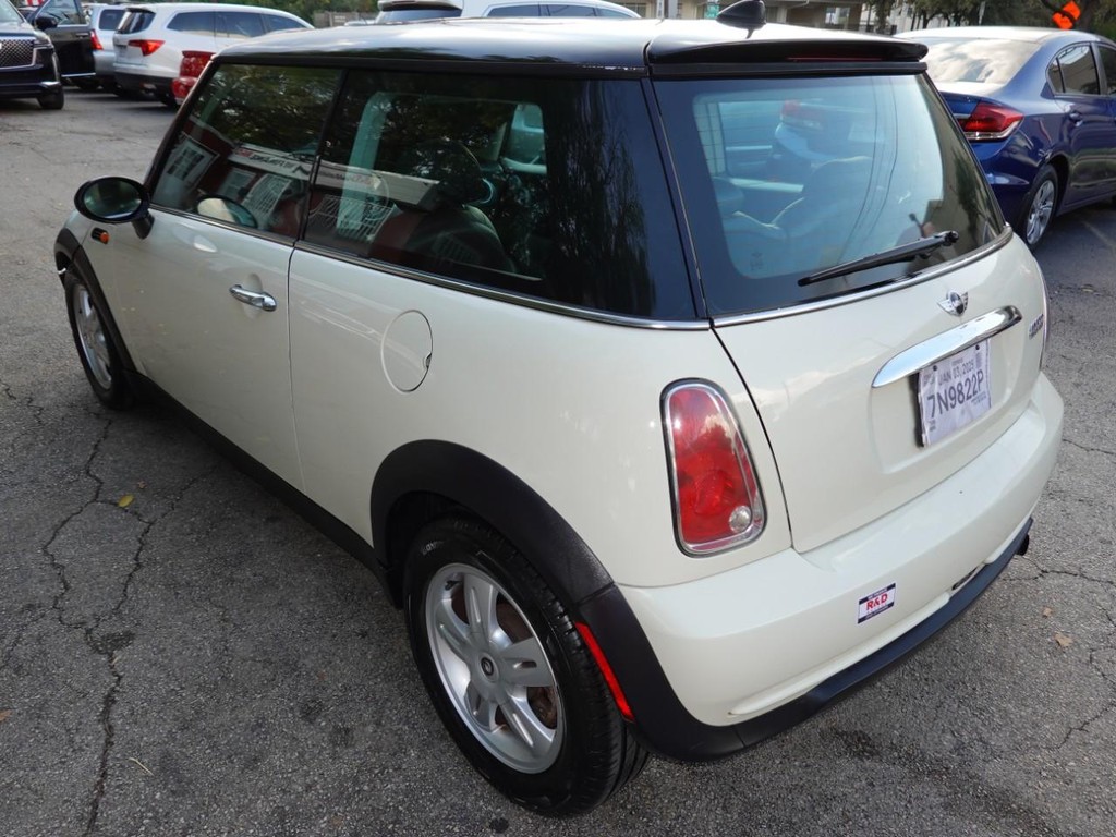 MINI Cooper Hardtop Vehicle Full-screen Gallery Image 05