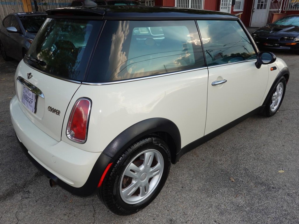 MINI Cooper Hardtop Vehicle Full-screen Gallery Image 06