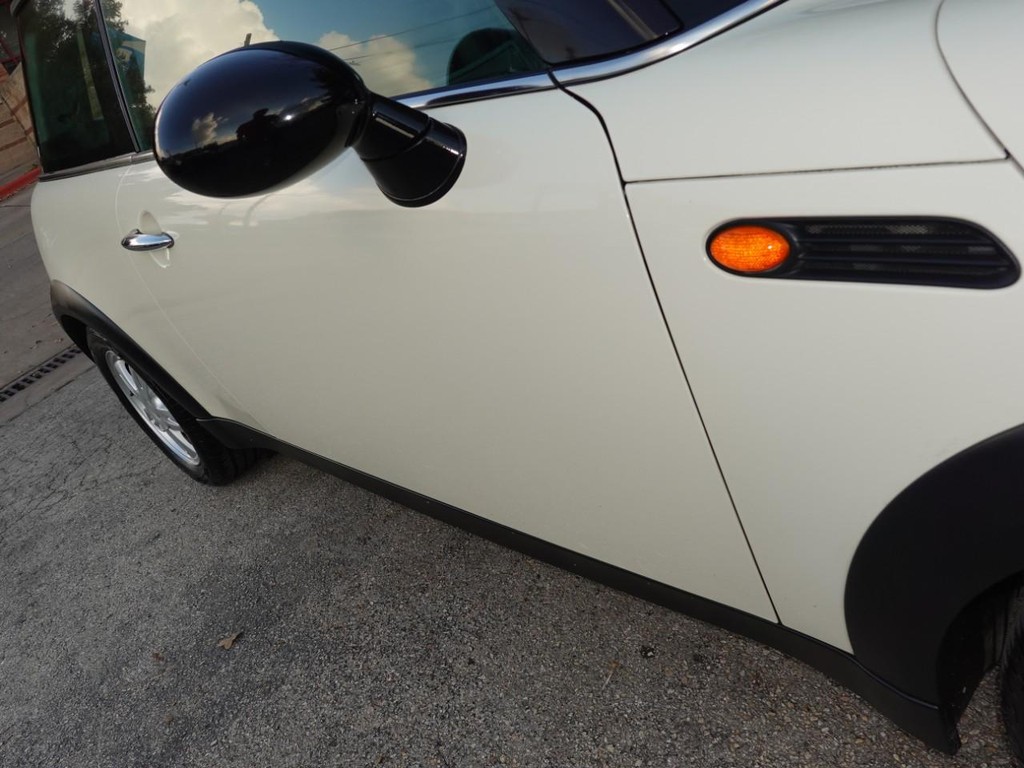 MINI Cooper Hardtop Vehicle Full-screen Gallery Image 10