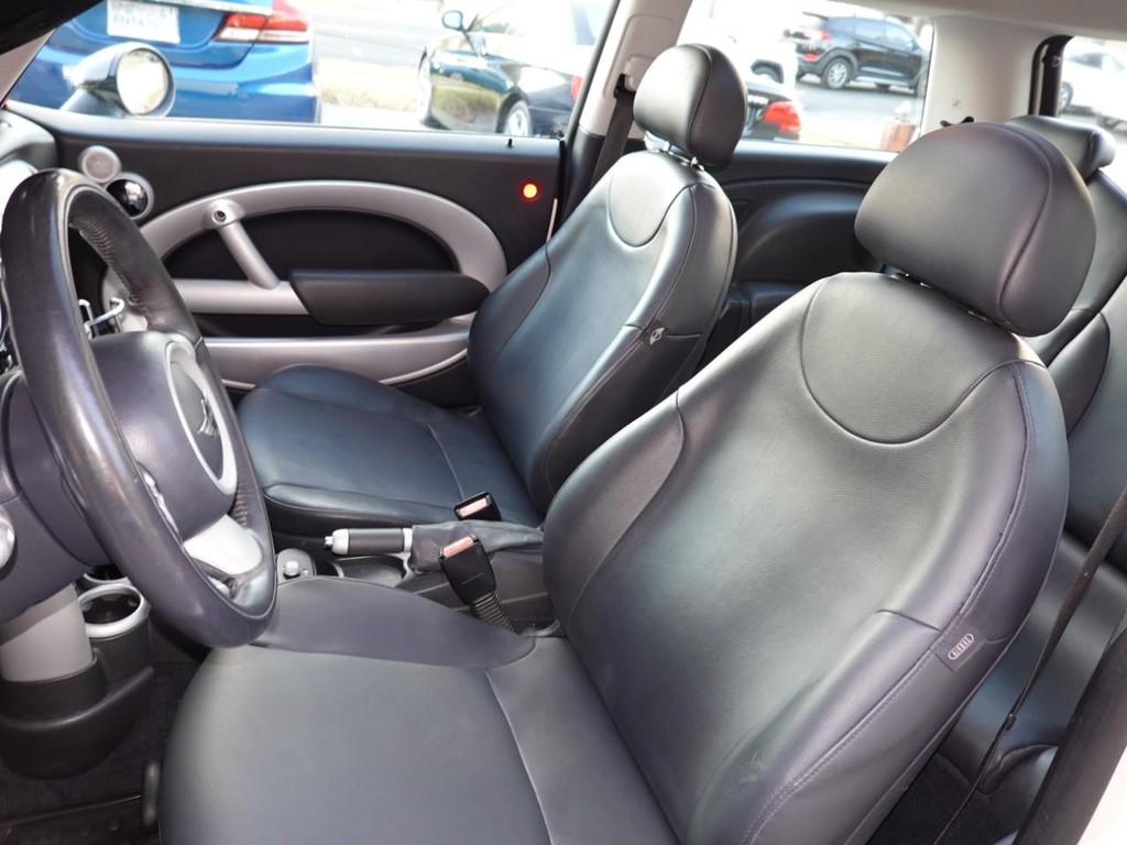 MINI Cooper Hardtop Vehicle Full-screen Gallery Image 14