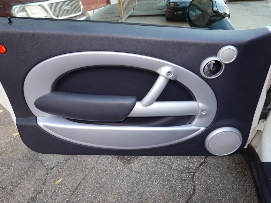 MINI Cooper Hardtop Vehicle Full-screen Gallery Image 16