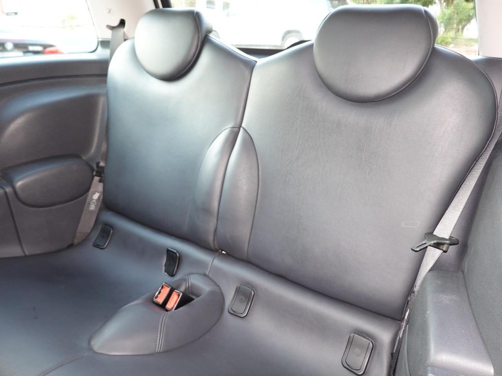 MINI Cooper Hardtop Vehicle Full-screen Gallery Image 17