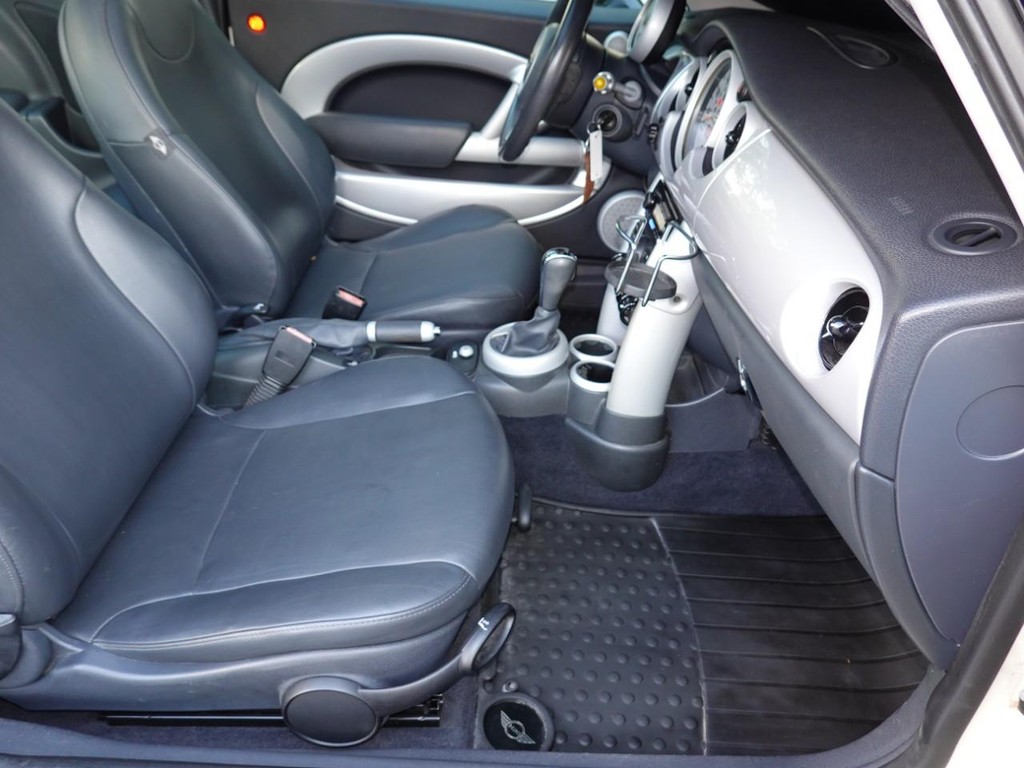 MINI Cooper Hardtop Vehicle Full-screen Gallery Image 18