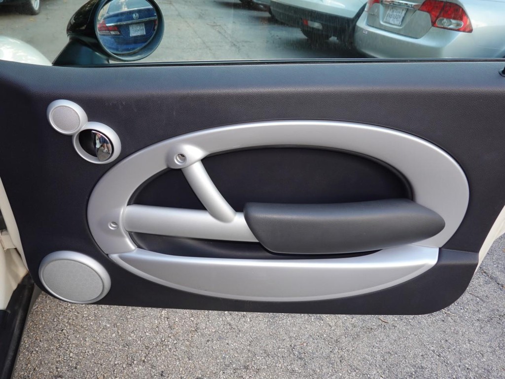 MINI Cooper Hardtop Vehicle Full-screen Gallery Image 19