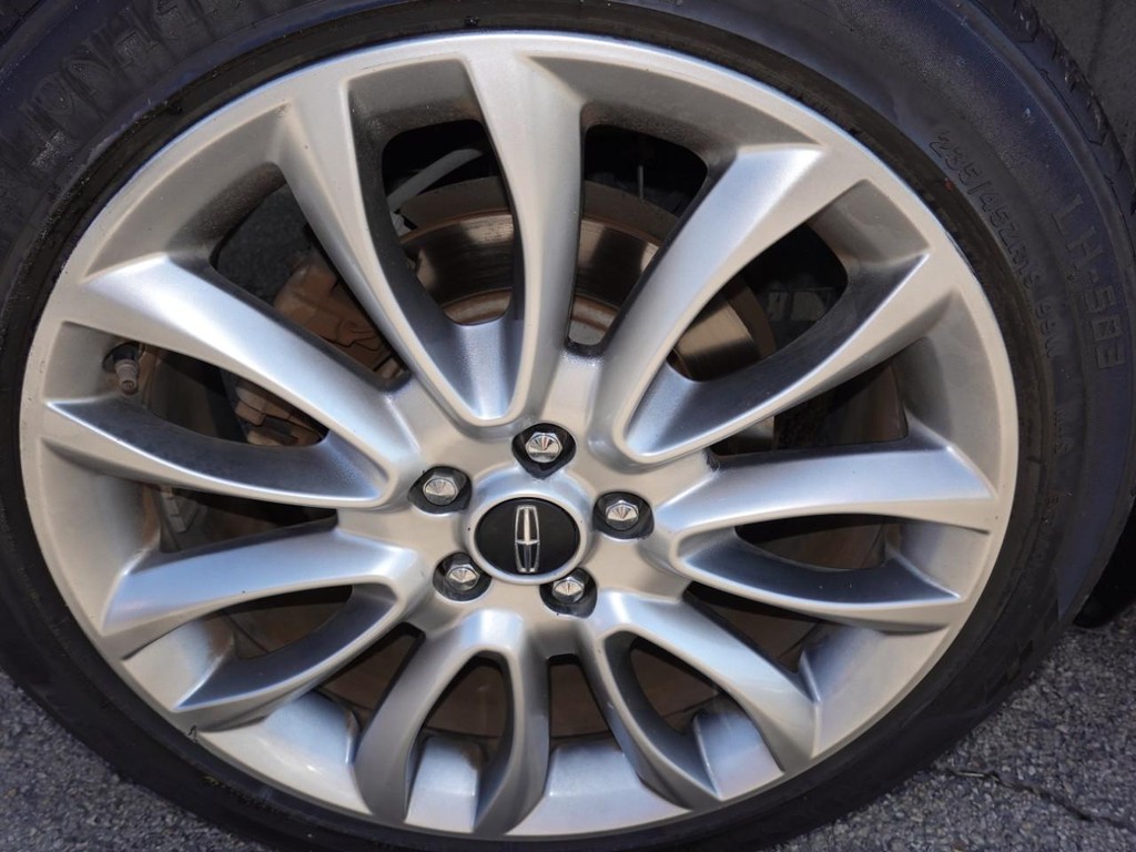 Lincoln MKC Vehicle Full-screen Gallery Image 08