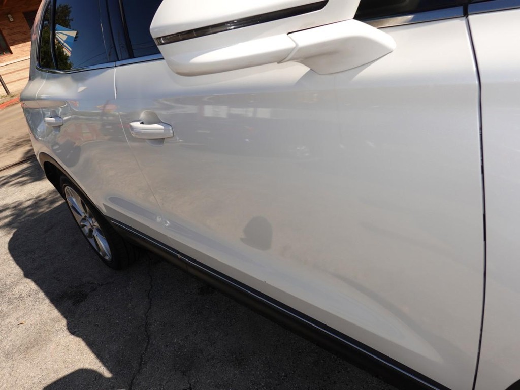 Lincoln MKC Vehicle Full-screen Gallery Image 09