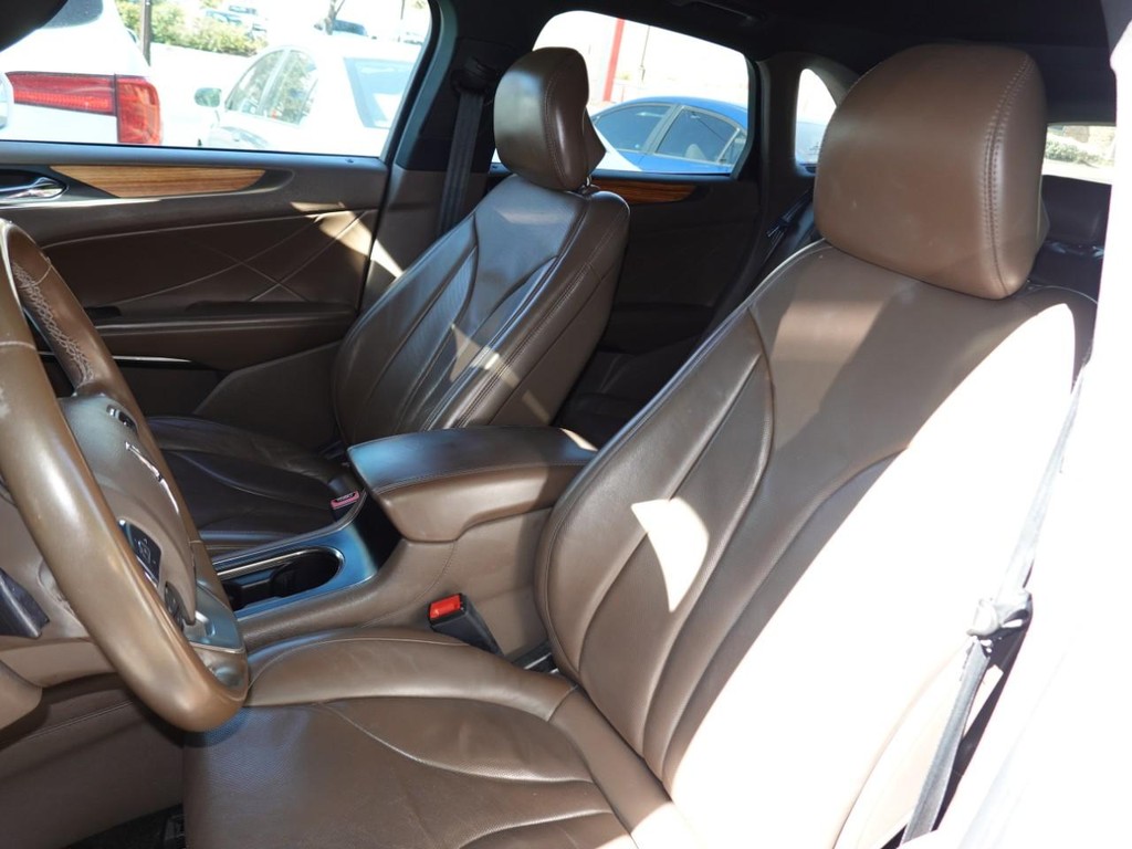 Lincoln MKC Vehicle Full-screen Gallery Image 12