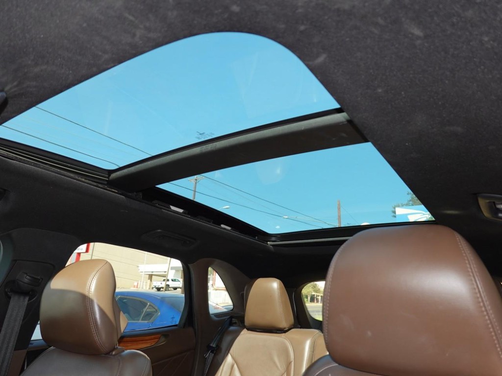 Lincoln MKC Vehicle Full-screen Gallery Image 13