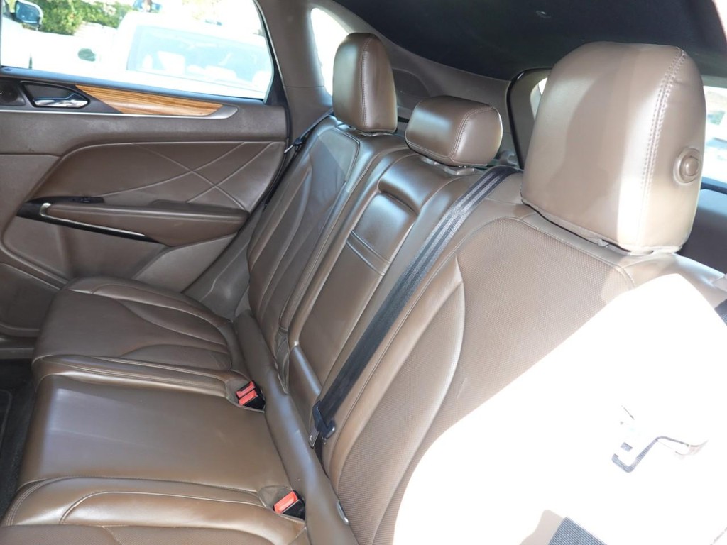 Lincoln MKC Vehicle Full-screen Gallery Image 16