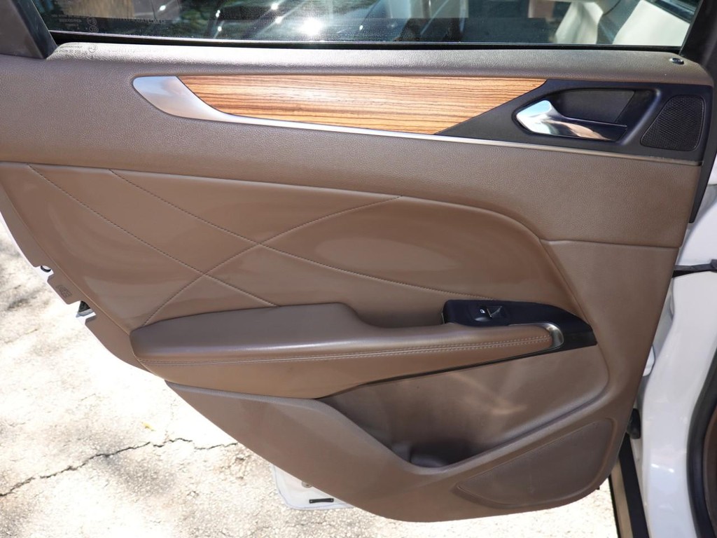 Lincoln MKC Vehicle Full-screen Gallery Image 17