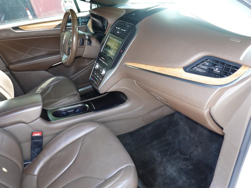 Lincoln MKC Vehicle Full-screen Gallery Image 18