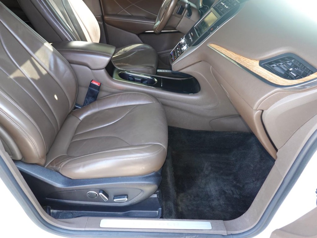 Lincoln MKC Vehicle Full-screen Gallery Image 19