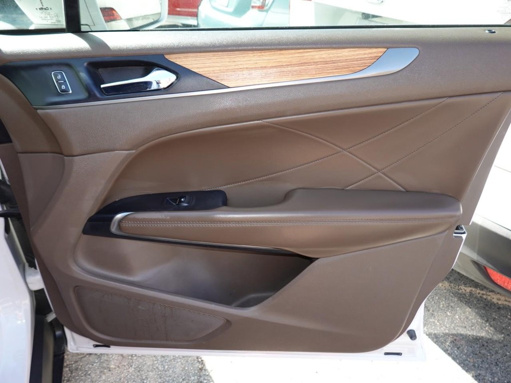 Lincoln MKC Vehicle Full-screen Gallery Image 20