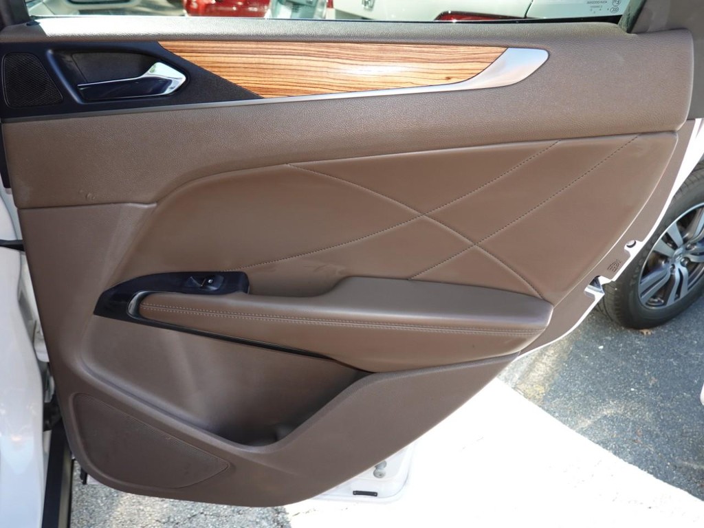 Lincoln MKC Vehicle Full-screen Gallery Image 22