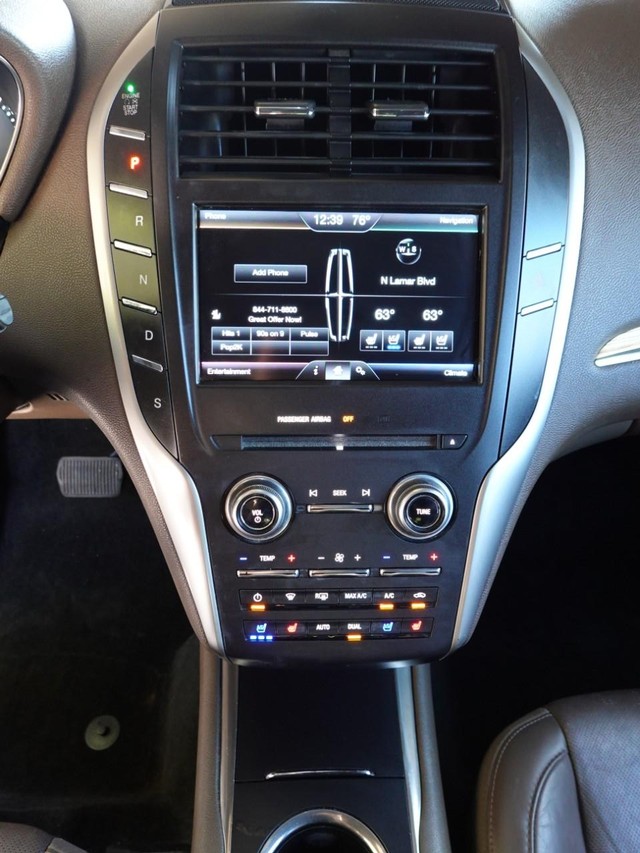 Lincoln MKC Vehicle Full-screen Gallery Image 11