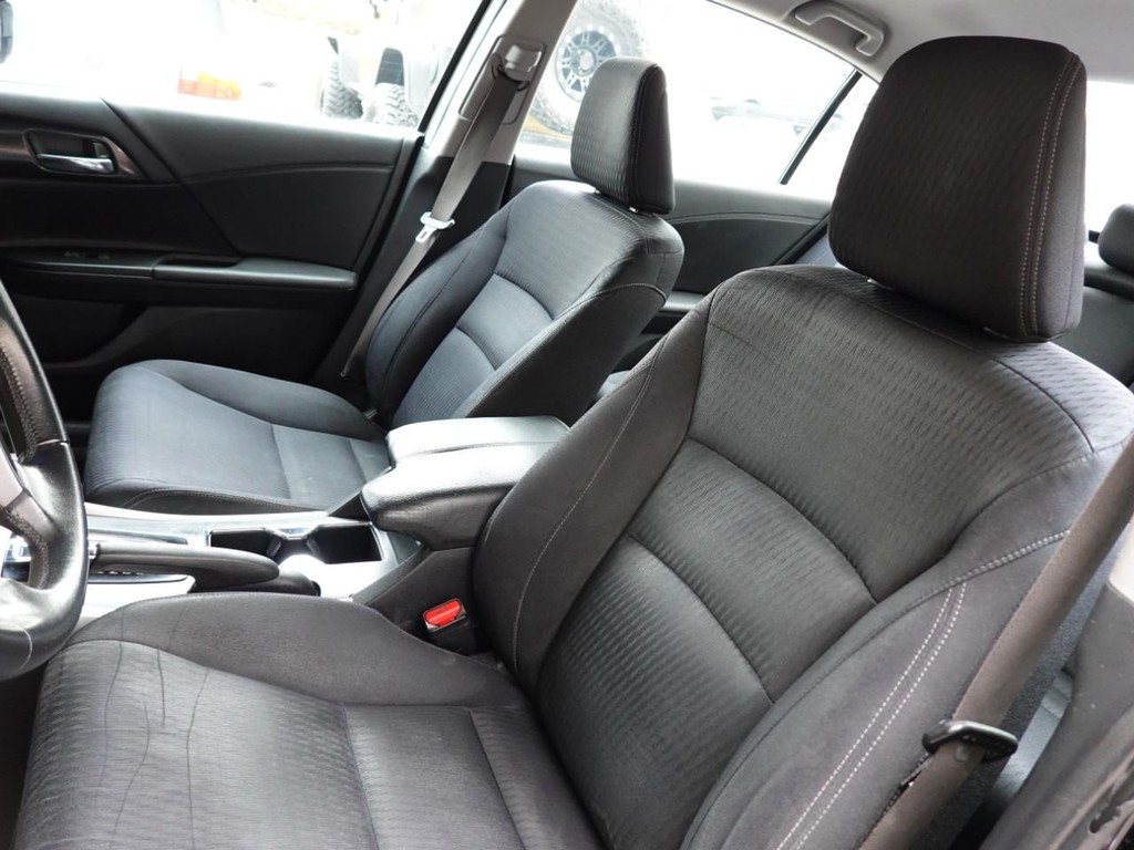 Honda Accord Sedan Vehicle Full-screen Gallery Image 15