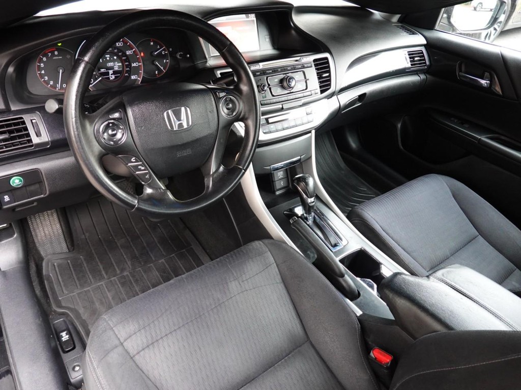 Honda Accord Sedan Vehicle Full-screen Gallery Image 16