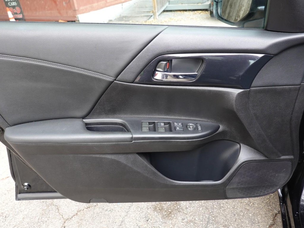 Honda Accord Sedan Vehicle Full-screen Gallery Image 17