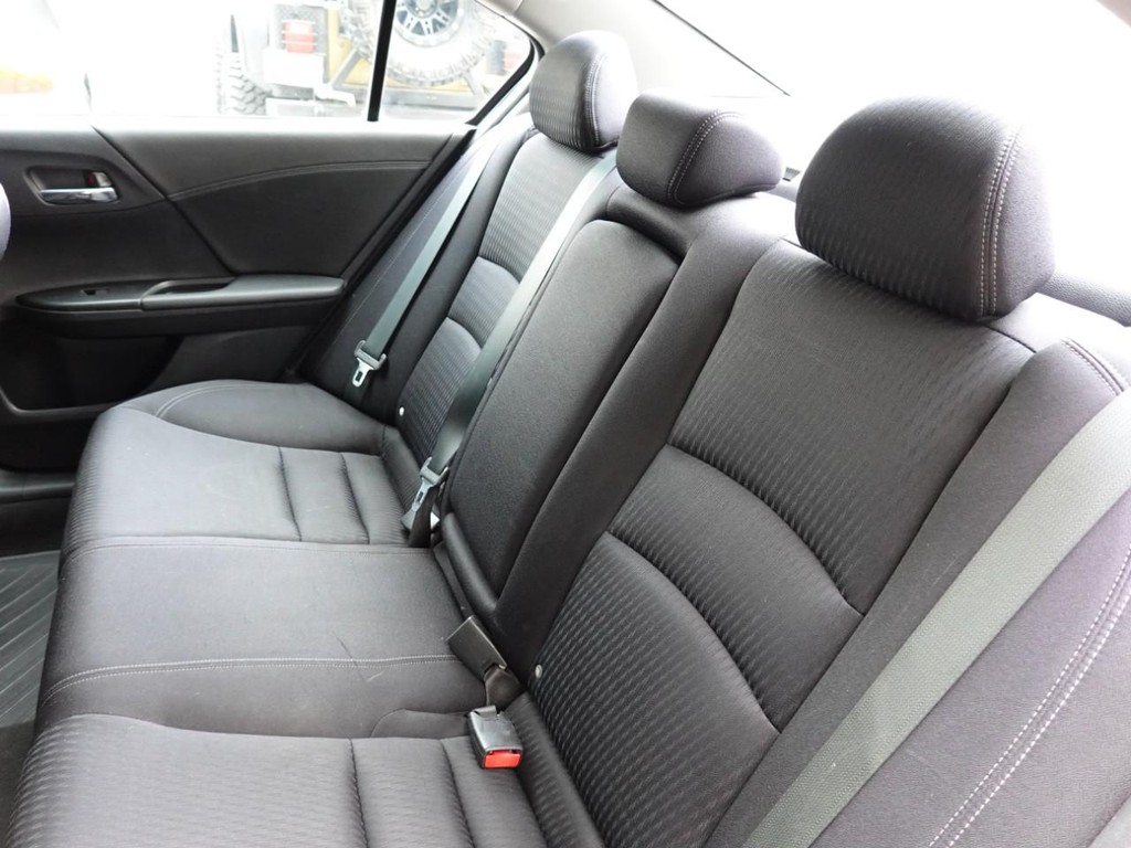 Honda Accord Sedan Vehicle Full-screen Gallery Image 18