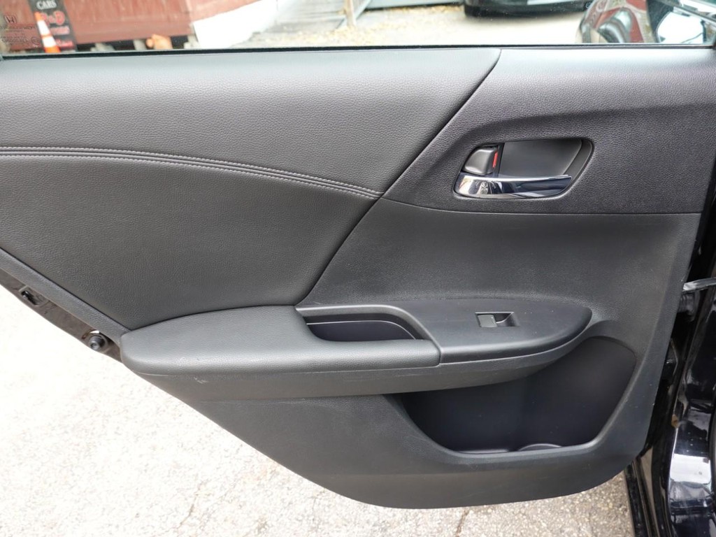 Honda Accord Sedan Vehicle Full-screen Gallery Image 19