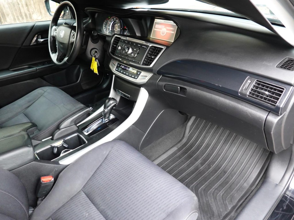 Honda Accord Sedan Vehicle Full-screen Gallery Image 20