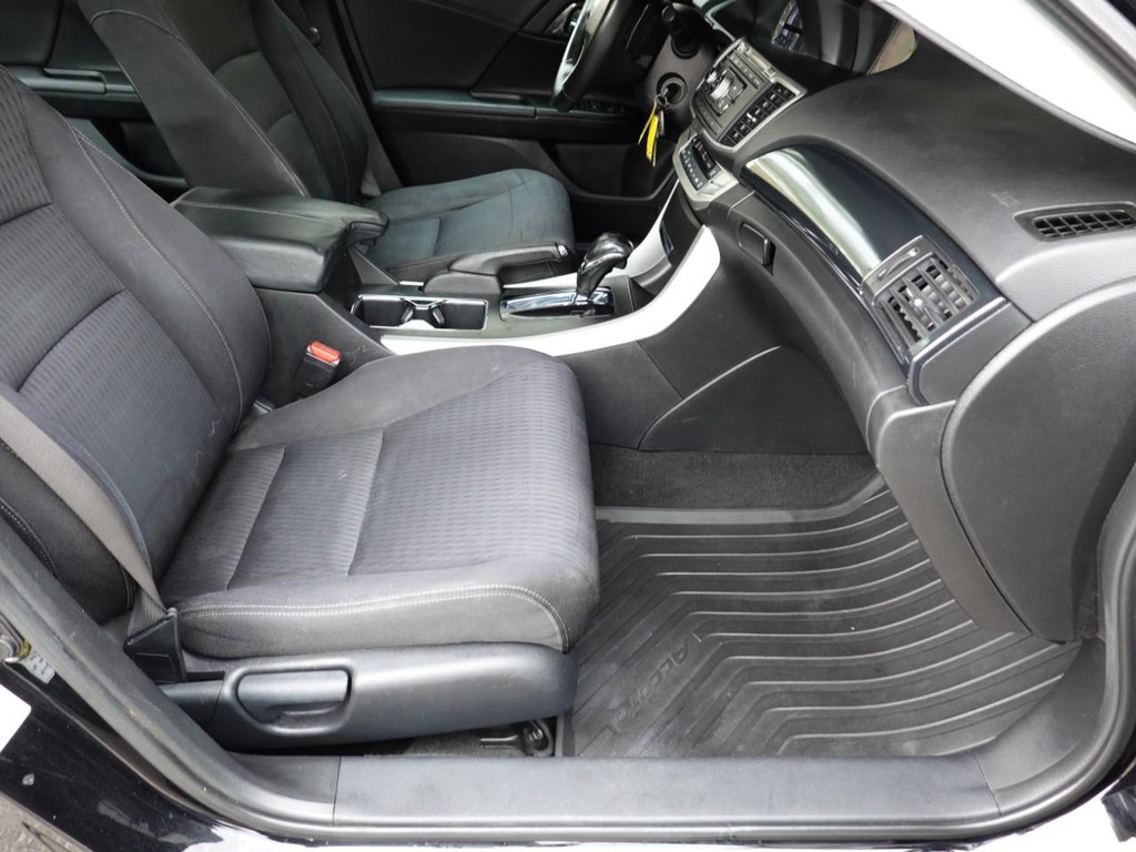 Honda Accord Sedan Vehicle Full-screen Gallery Image 21