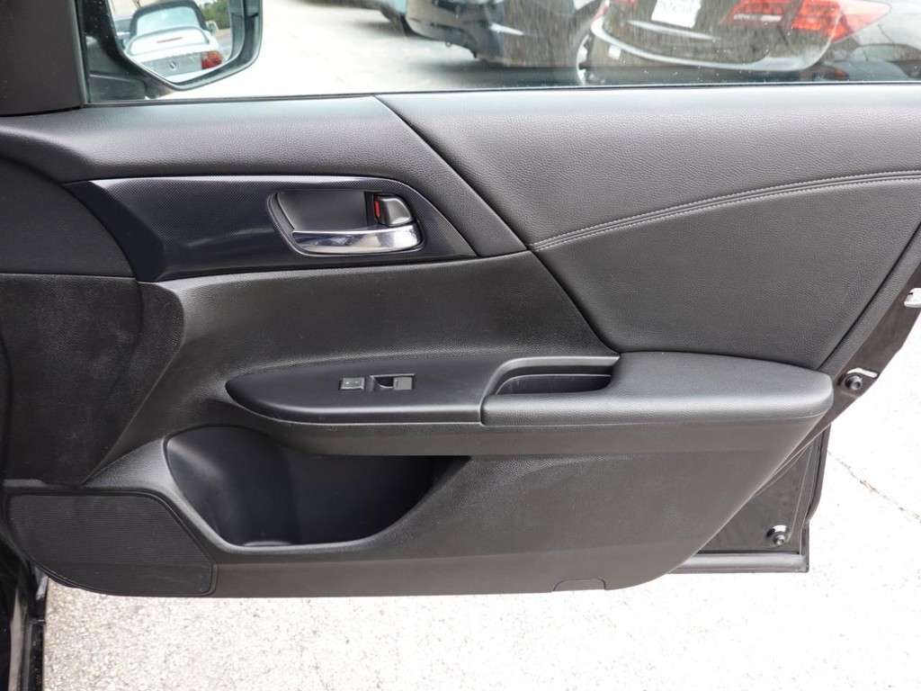 Honda Accord Sedan Vehicle Full-screen Gallery Image 22