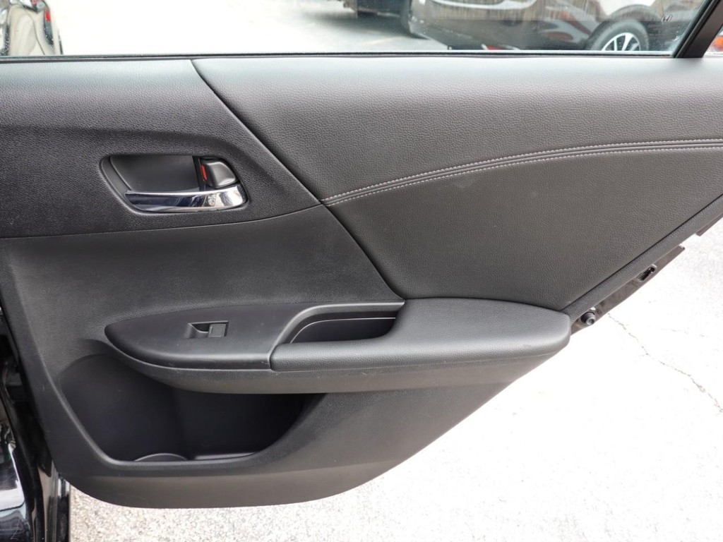 Honda Accord Sedan Vehicle Full-screen Gallery Image 24