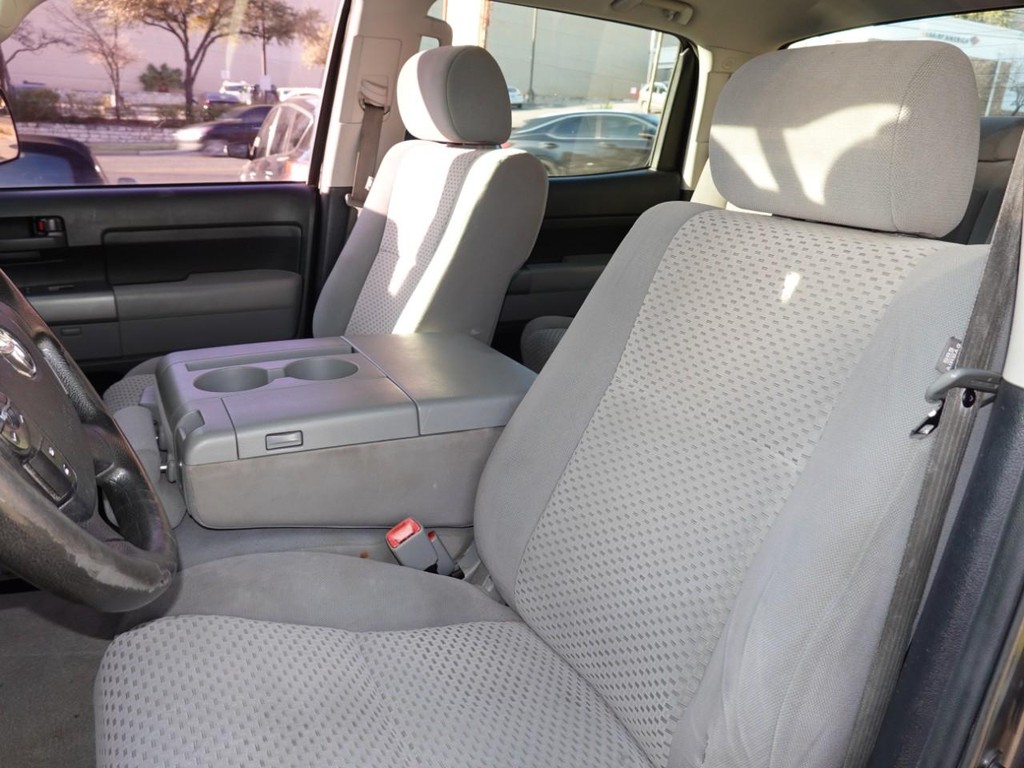 Toyota Tundra 4WD Truck Vehicle Full-screen Gallery Image 12