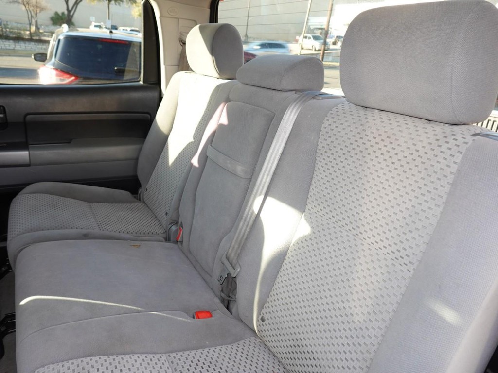 Toyota Tundra 4WD Truck Vehicle Full-screen Gallery Image 15