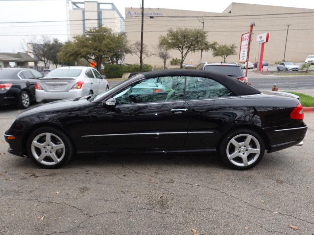 Mercedes-Benz CLK-Class Vehicle Full-screen Gallery Image 04