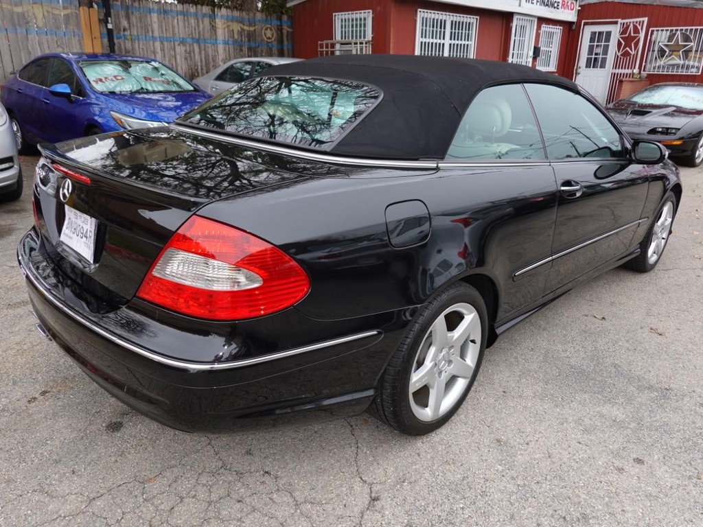 Mercedes-Benz CLK-Class Vehicle Full-screen Gallery Image 06