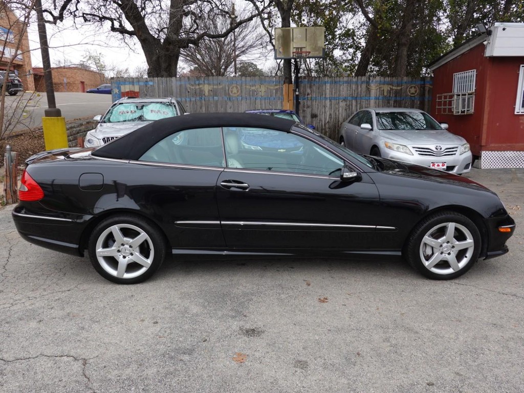 Mercedes-Benz CLK-Class Vehicle Full-screen Gallery Image 07